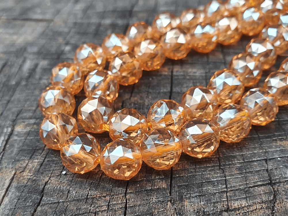 Aqua aura kristály gyöngyök 8 mm arany csiszolt félhosszú zsinór