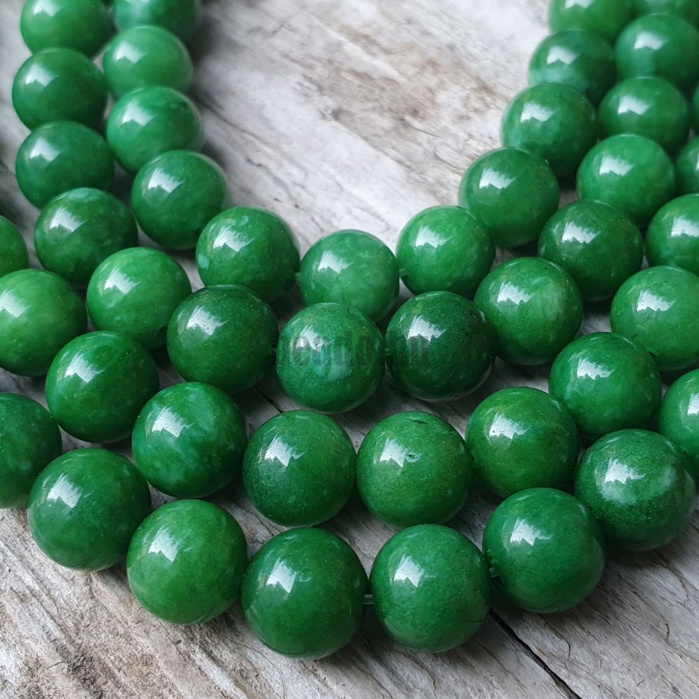 Jadeit gyöngyök 8 mm zöld zsinór