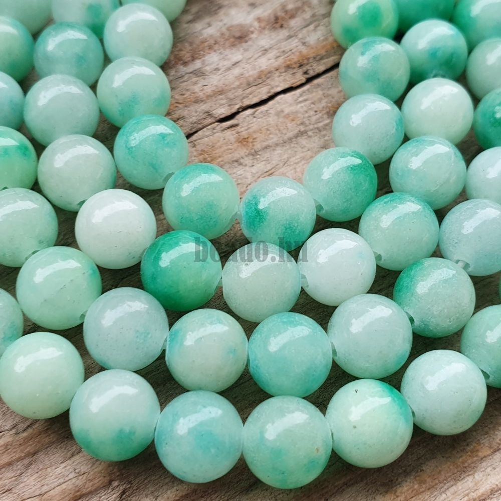 Jadeit gyöngyök 8 mm zöldesfehér zsinór