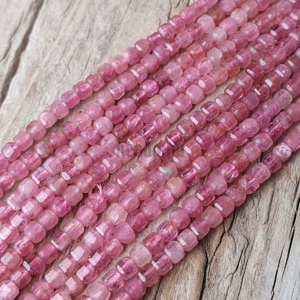 Rózsaszín turmalin gyöngyök 2,5 mm kockák csiszolt félhosszú zsinór