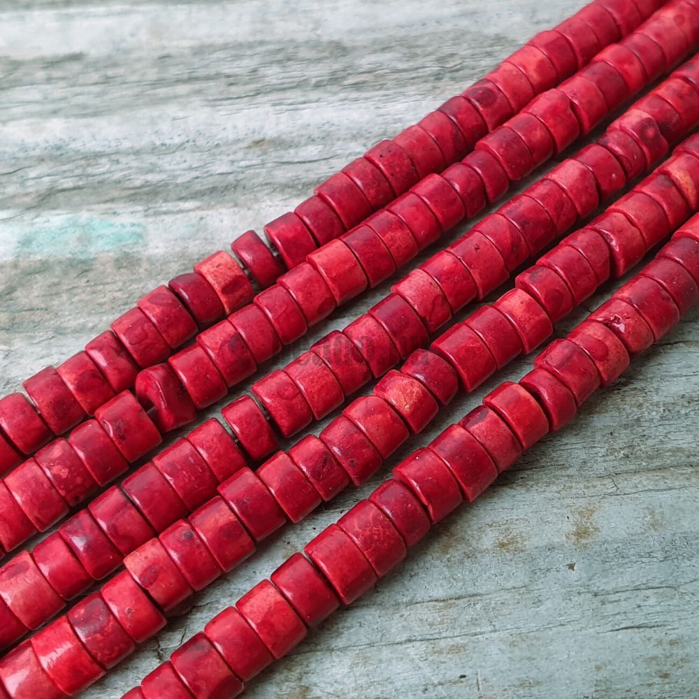 Türkiz szintetikus piros gyöngyök 4x2 mm heishi köztes gyöngy félzsinór