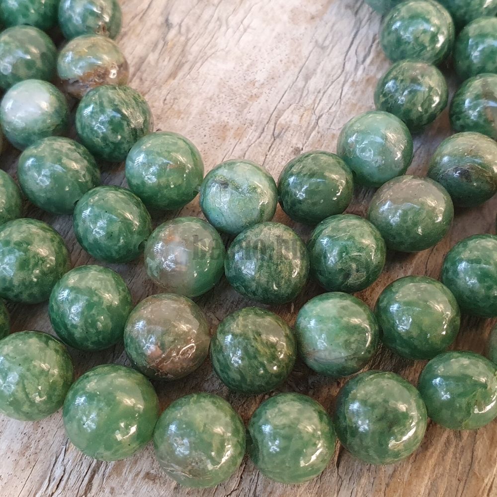 Jadeit gyöngyök 8 mm zöldesbarna zsinór