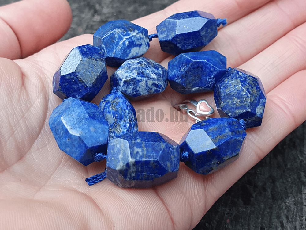 Lápisz lazuli kavicsgyöngyök félhosszú zsinór