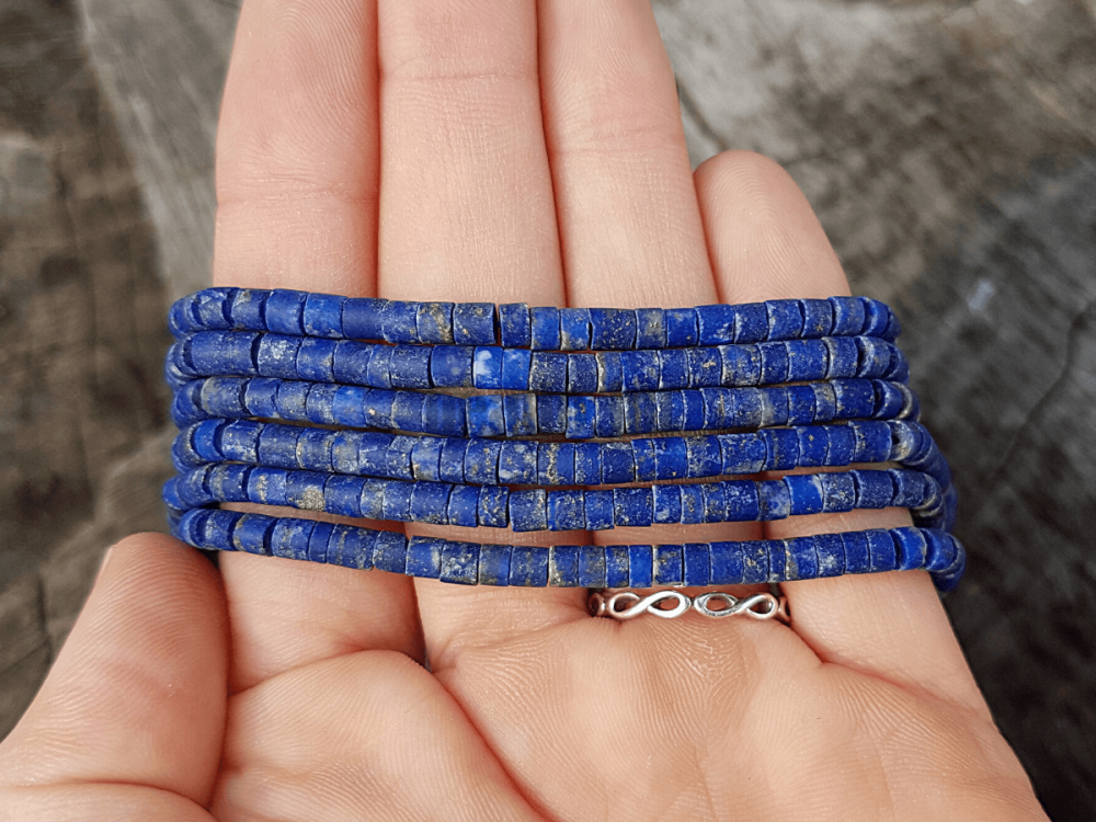 Lápisz lazuli gyöngyök 4x2 mm vágott hengerek matt félhosszú zsinór