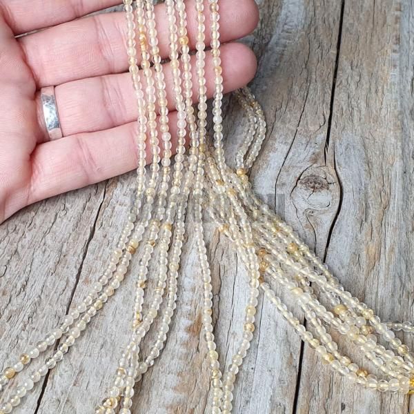 koralky-z-mineralu-kristal-so-zlatym-rutilom-3mm-nebrusene-hladke-leskle-cire-zlate-zlte-