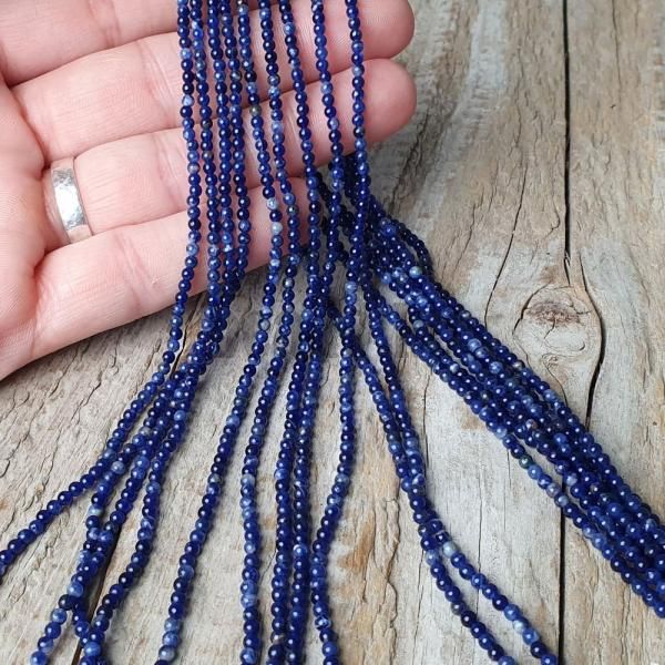 koralky-z-mineralu-sodalit-2mm-nebrusene-hladke-leskle-tmavomodre-modrosede-minigoralky-