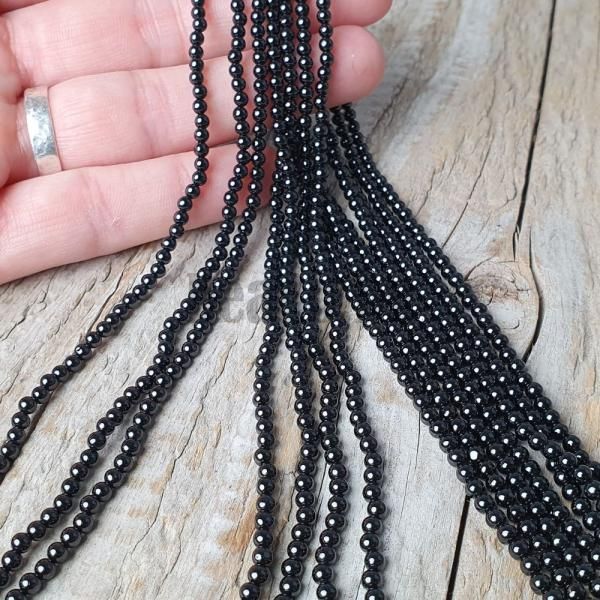 koralky-z-mineralu-spinel-cierny-3mm-nebrusene-hladke-leskle-cierne-gulate-goralky