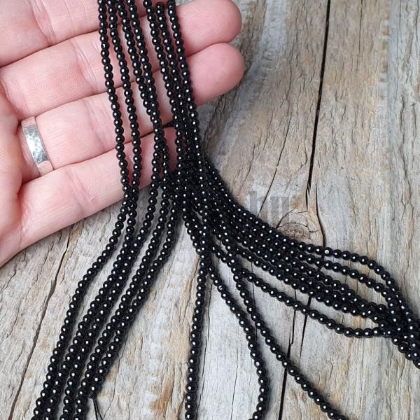 koralky-z-mineralu-turmalin-cierny-3mm-nebrusene-hladke-leskle-cierne-gulate-goralky