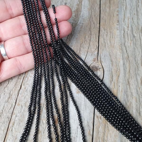 koralky-z-mineralu-spinel-cierny-2,5mm-nebrusene-hladke-leskle-cierne-gulate-goralky