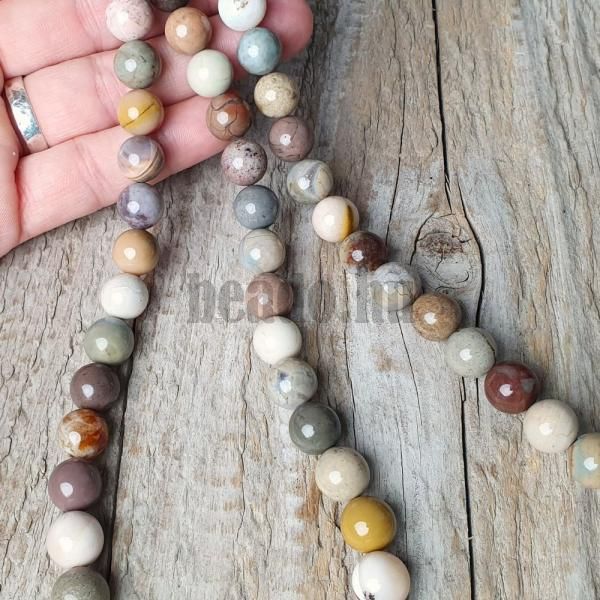 koralky-z-mineralu-achat-alashan-10mm-leskle-hladke-nebrusene-farebne-pastelove-farby-odt
