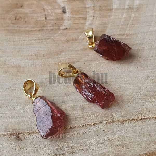 privesok-surovy-granat-mineral-so-zlatou-slupnou-z-nereze-bordovy