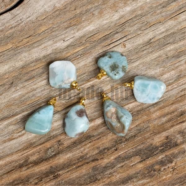larimar-surovy-miniprivesok-so-zlatym-ockom-z-nerezovej-ocele-1
