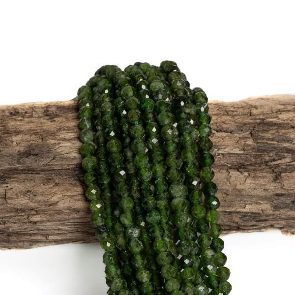 2508-Diopsid-A-kvalita-koralky-3mm-brusene-snura-2 2508-Diopsid-A-kvalita-koralky-3mm-brusene-snura-2