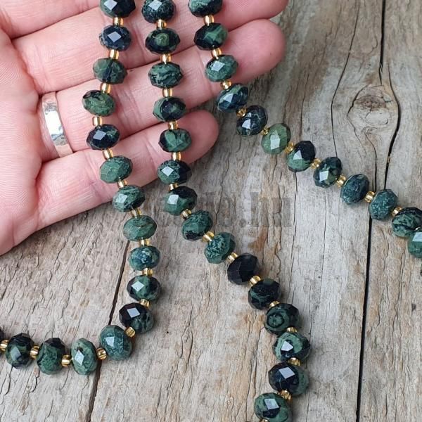 koralky-z-mineralu-jaspis-kambaba-6x10mm-brusene-rondelky-fazetovane-leskle-zelene-cierne