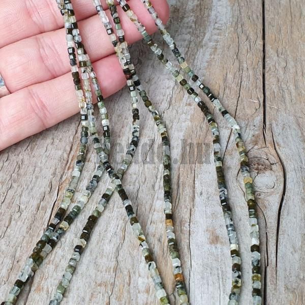 koralky-z-mineralu-prehnit-strakaty-kocky-brusene-2,5mm-leskle-zelene-cierne-zlte-farebne
