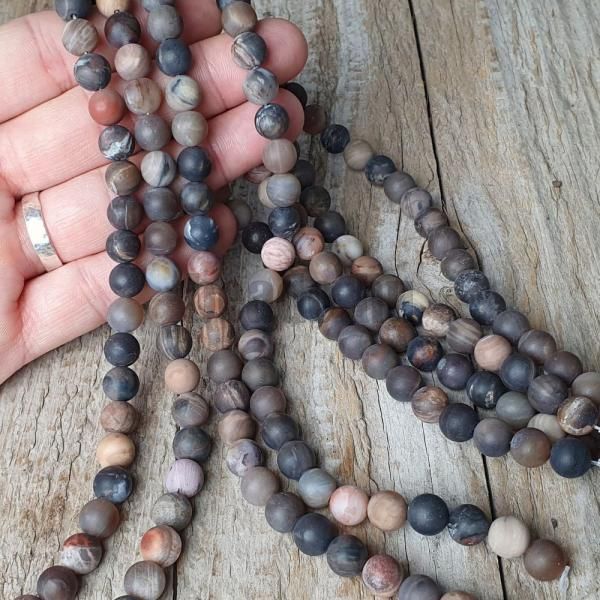 koralky-z-mineralu-skamenele-drevo-8mm-matne-hnede-sede-sive-cervene-cierne-gulate-goralk