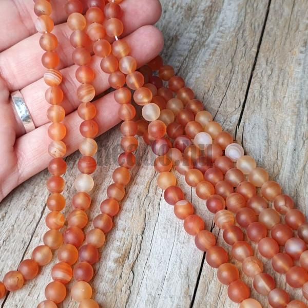 koralky-z-mineralu-karneol-svetly-8mm-matne-hladke-nebrusene-oranzove-zlte-biele-zmatnene
