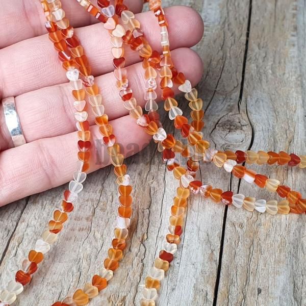 koralky-z-mineralu-karneol-svetly-srdiecka-4mm-ploche-oranzove-biele-cervene-goralk