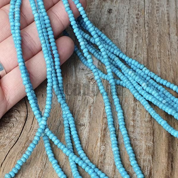 koralky-z-mineralu-howlit-2x3mm-tucne-rondelky-tyrkysove-modre-hladke-leskle-oble-dofarbo