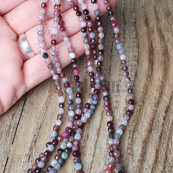 koralky-z-prirodneho-mineralu-spinel-mix-farieb-4mm-leskle-brusene-fazetovane-bordove-ruz