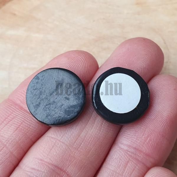 sungit-platnicka-z-mineralu-na-telefon-kruh-cierny-plochy-nalepka-nepravideln