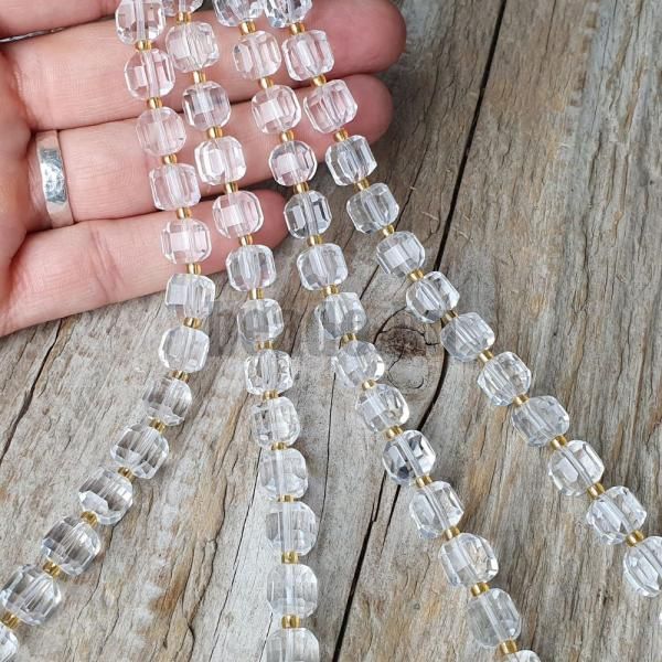 koralky-z-prirodneho-mineralu-kristal-horsky-kocky-brusene-fazetovane-8mm-leskle-cire-