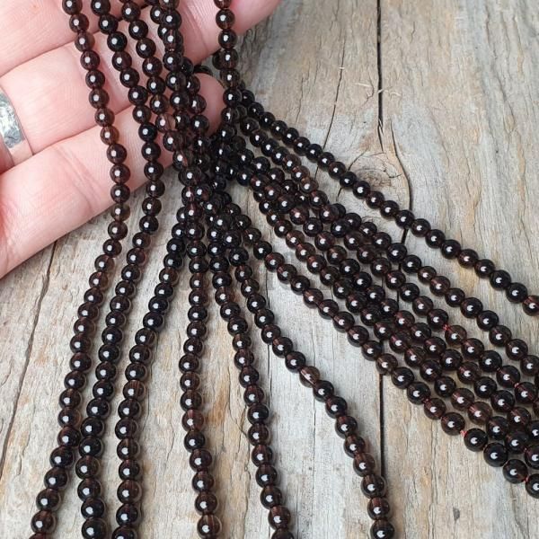 koralky-z-mineralu-zahneda-goralky-hnede-leskle-4mm-mensie-na-naramky-gulicky-svetlohnede-