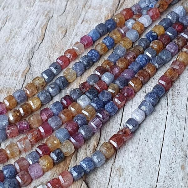 Rubin + zafr gyngyk 2,5 mm kockk csiszolt flhossz zsinr