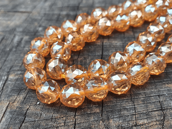 Aqua aura kristály gyöngyök 8 mm arany csiszolt félhosszú zsinór