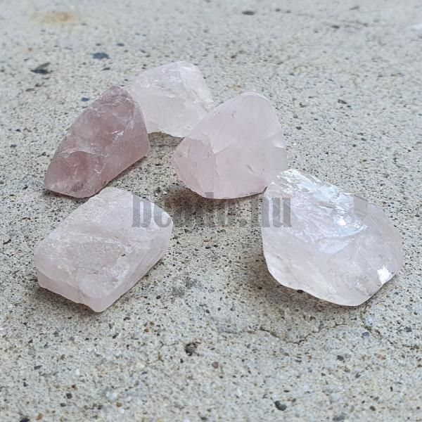 neopracovany-ruzovy-kamienok-z-mineralu-ruzenin-matny-vhodny-ako-darcek