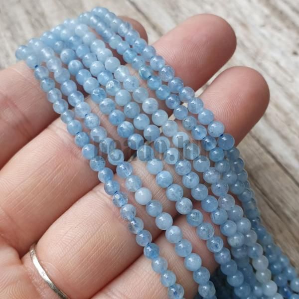 minikoralky-z-mineralu-akvamarin-3mm-leskle-nebrusene-svetlomodre-mliecne-na-naramky-