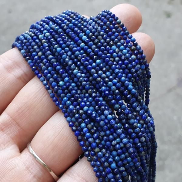 minikoralky-z-mineralu-lapis-lazuli-2,5mm-fazetovane-leskle-tmavomodre-na-nahrdelnik-naram