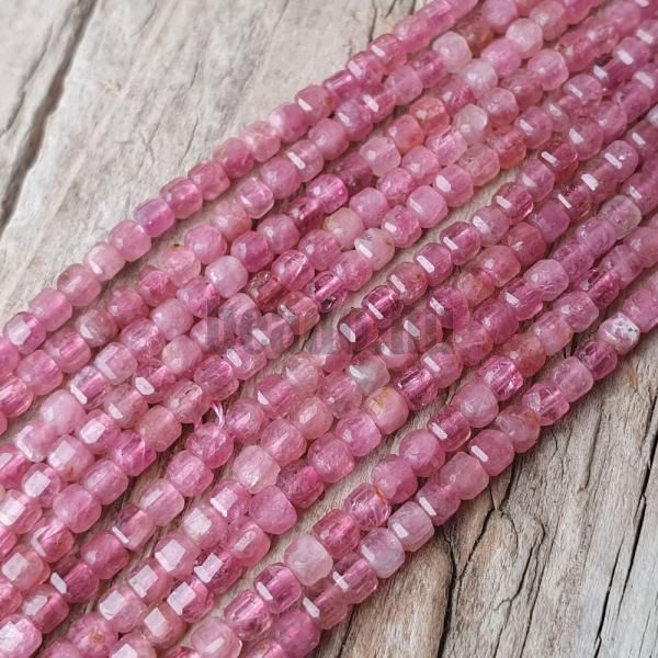 Rózsaszín turmalin gyöngyök 2,5 mm kockák csiszolt félhosszú zsinór
