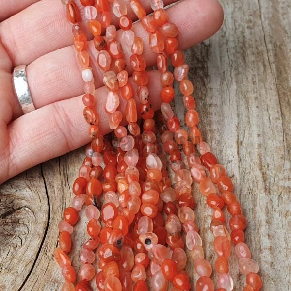 koralky-z-prirodneho-mineralu-achat-cerveny-mininugety-cervenooranzove-leskle-cervene