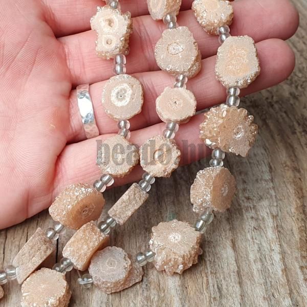 koralky-z-mineralu-achat-druzy-zlate-farbene-ploche-leskle-drsne-nelestene-goralky