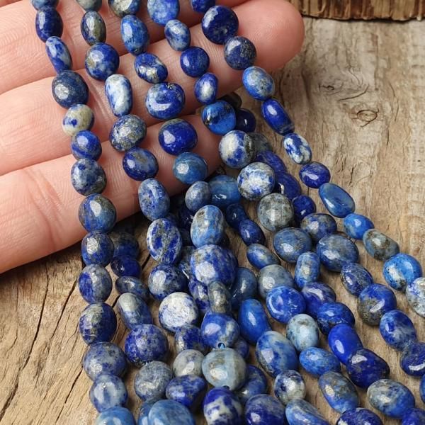 koralky-z-prirodneho-mineralu-lapis-lazuli-nugety-modre-modrosede-nepravidelne-leskle-