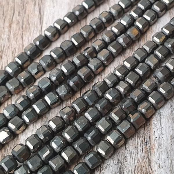 Pirit gyngyk 2,5 mm kockk csiszolt flhossz zsinr
