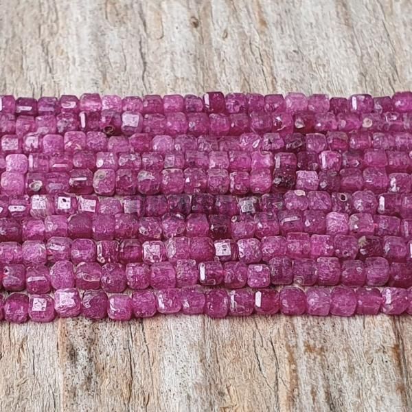 Rubin gyöngyök 2,5 mm kockák csiszolt félhosszú zsinór