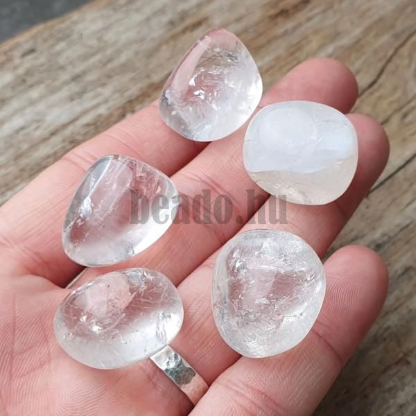 kristal-prirodny-tromlovany-kamen-leskly-obly-nepravidelny-biely-priesvitny-talizman
